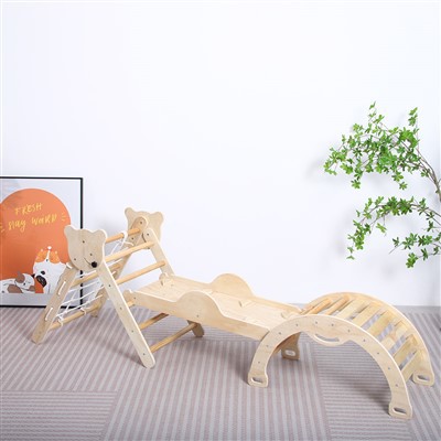 木製の三角形の登山セット